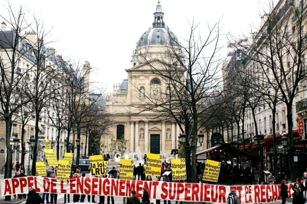 Demonstration mit Schildern auf dem Place de la Sorbonne in Paris