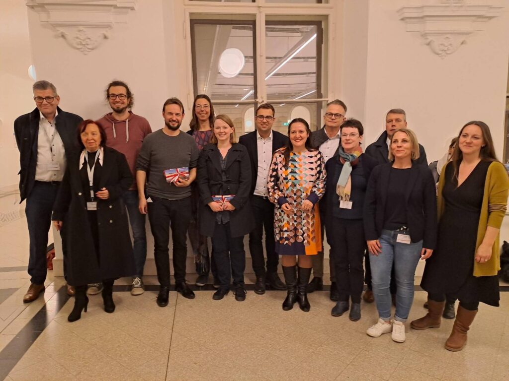 Gruppenfoto mit Vertreter:innen von NUWiss. der Brandenburgischen Wissenschaftsministerin Manja Schüle und den Mitgliedern des brandenburgischen Wissenschaftsausschusses.